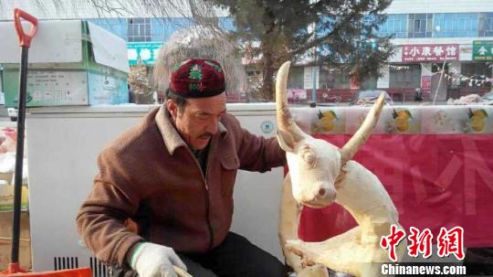 阿布都克里木?克因似乎对这只已经栩栩如生的&ldquo;牛&rdquo;仍然不满意，继续精雕细刻。　沈睿燕 麻明生　摄