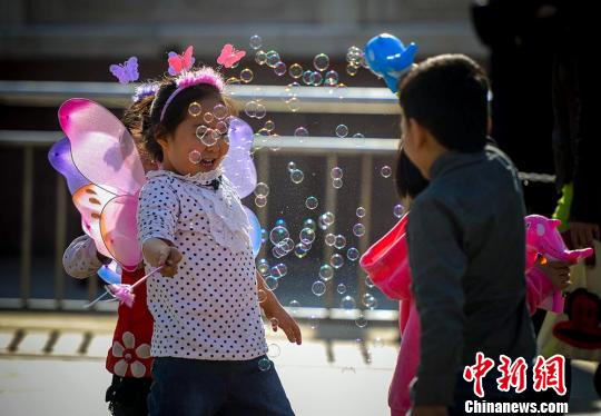 4月12日，河北省张家口市宣化路边的的桃花枝上结冰。当日，河北北方气温骤降，张家口宣化降至零下2摄氏度，喷灌的水雾落在桃花上，逐渐结成冰花。中新社发 陈晓东 摄 CNSPHOTO