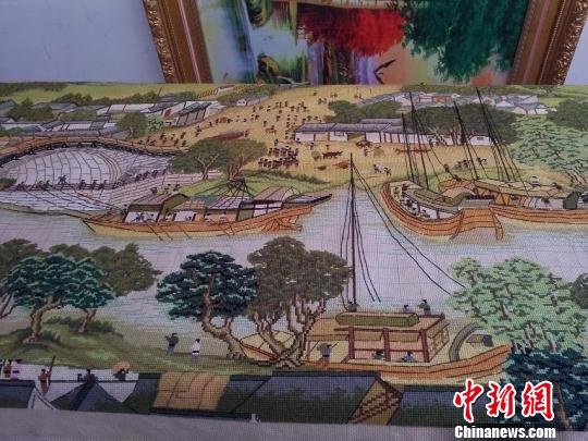 浙江义乌40岁大妈耗时3年绣出22米长《清明上河图》　陈续天摄