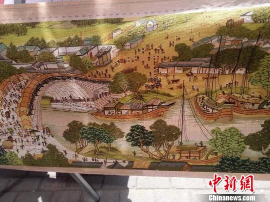浙江义乌40岁大妈耗时3年绣出22米长《清明上河图》　陈续天摄