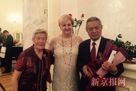 伊万诺沃国际儿童院院长与获奖者合影。新京报记者 高美 摄