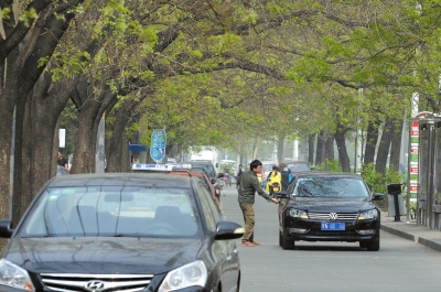 一市民正在使用专车。京华时报记者陶冉摄