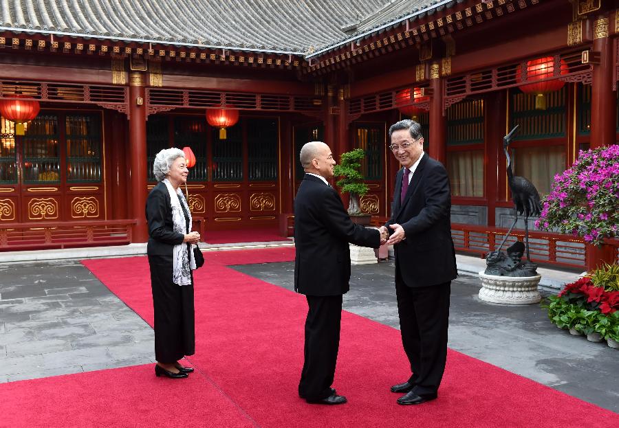 4月17日，全国政协主席俞正声在北京钓鱼台国宾馆会见柬埔寨国王西哈莫尼和太后莫尼列。 新华社记者 饶爱民 摄