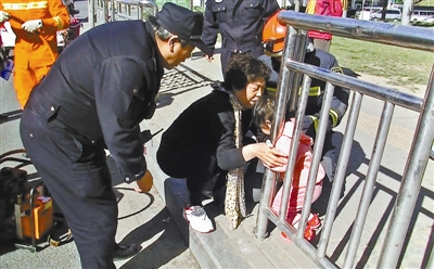 昨天上午，丰台区卢沟新桥附近一公交站台旁，一名两岁小女孩因为贪玩将头部伸进了护栏的空隙里，导致被卡，后经消防员破拆，小女孩被成功救出。这是继前年10月中关村一公交站旁护栏卡住女子头部致其死亡之后，北京出现的又一起护栏卡脖事件。据了解，尽管北京市质监局此前曾发布过《公路护栏设置规范》，在护栏设置原则、防撞等级等方面制定了强制性的地方标准，然而，这些标准中并未提及护栏缝隙的安全设置范围。