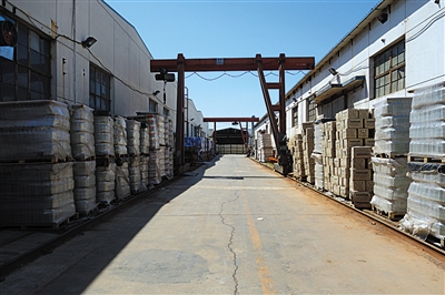 2015年4月16日，北京二锅头酒业股份有限公司院内，生产车间被封，院内未见生产工作人员。