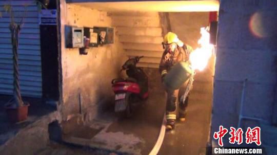 浙江消防现“抱火哥” 双手拎出喷火煤气罐(图)