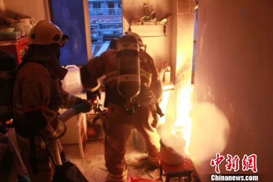 浙江消防现“抱火哥” 双手拎出喷火煤气罐(图)