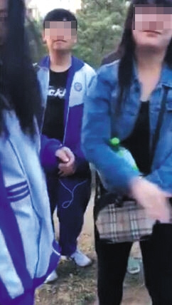 现场有多名同学围观。