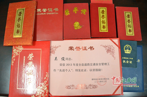 鄱阳人民好交警吴俊因公牺牲