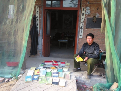 为了申诉,贾相军的父亲买了几十本法律书自学。