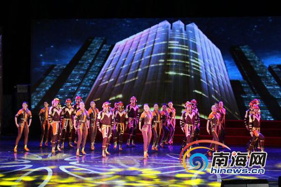 歌舞《自豪的建设者》(南海网记者杨曦摄)