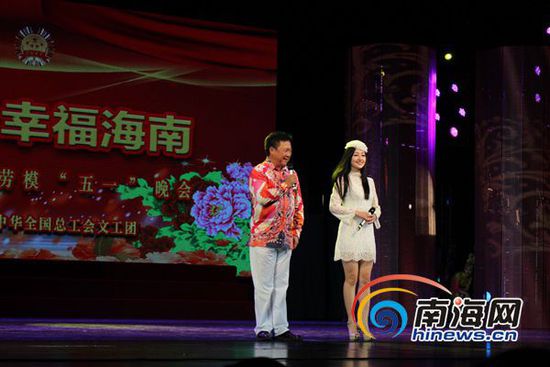 国家一级演员、全国著名笑星博林及徒弟李星表演小品《欢歌笑语》(南海网记者杨曦摄)