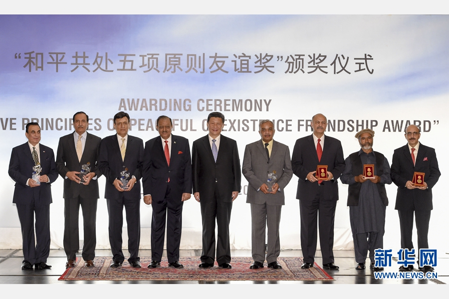 4月20日，国家主席习近平在伊斯兰堡会见巴基斯坦友好人士、友好团体代表，并向他们颁发和平共处五项原则友谊奖，表彰他们为推动中巴友好所作贡献。这是习近平同巴基斯坦总统侯赛因一起和获奖者合影。 新华社记者 李学仁 摄
