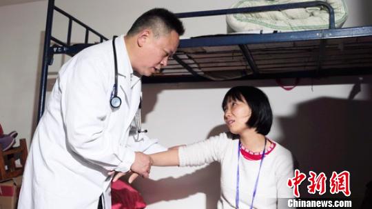 吴富蓉被丈夫背着出教室。 吴平华 摄