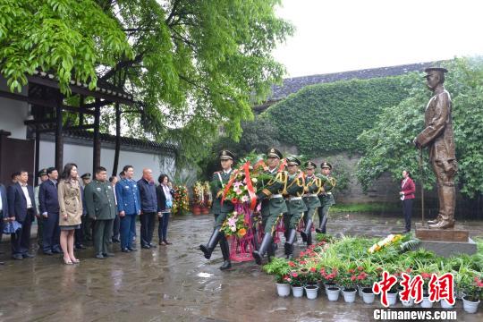 毛新宇、朱和平将军等向朱德铜像敬献花篮 周亚强 摄