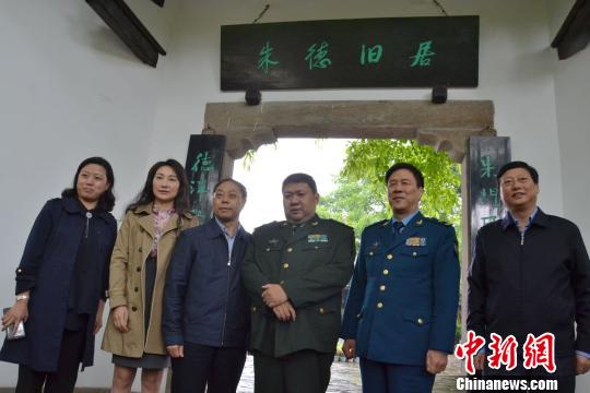 毛新宇、朱和平将军等向朱德铜像敬献花篮 周亚强 摄