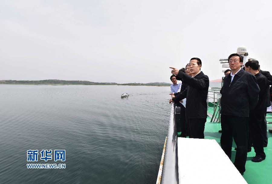 4月22日至23日，中共中央政治局常委、国务院副总理、国务院南水北调工程建设委员会主任张高丽在河南调研南水北调工程建设管理有关工作。这是4月22日，张高丽巡视丹江口水库，了解库区水环境保护情况。新华社记者 李涛 摄
