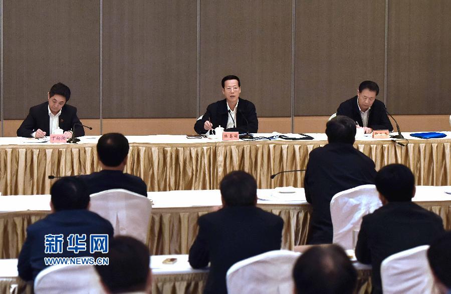 4月22日至23日，中共中央政治局常委、国务院副总理、国务院南水北调工程建设委员会主任张高丽在河南调研南水北调工程建设管理有关工作。这是4月23日，张高丽在河南南阳召开南水北调工程建设管理工作座谈会并讲话。新华社记者 李涛 摄