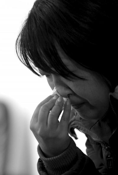 在新乡福利院内，买孩子的张青意识到自己可能会失去明明的抚养权后，哭了一个上午。