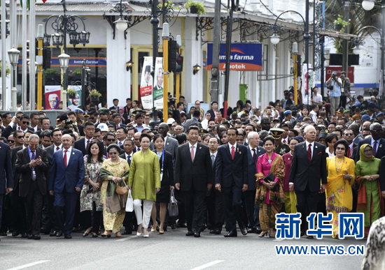 4月24日，国家主席习近平在印度尼西亚万隆出席万隆会议60周年纪念活动。这是习近平主席和夫人彭丽媛同亚非国家的领导人一起参加缅怀先贤的&ldquo;历史性步行&rdquo;。新华社记者李学仁摄