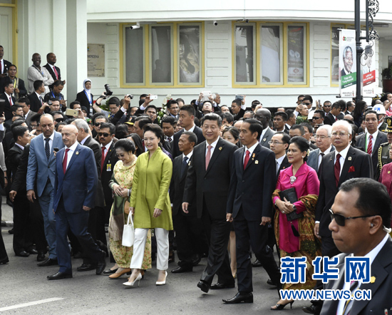 4月24日，国家主席习近平在印度尼西亚万隆出席万隆会议60周年纪念活动。这是习近平主席和夫人彭丽媛同亚非国家的领导人一起参加缅怀先贤的&ldquo;历史性步行&rdquo;。新华社记者李学仁摄