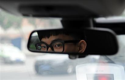 男子开宝马当专车司机 兼职收入仅够油费(图)