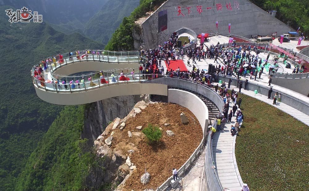 重庆景区设世界最长悬挑玻璃廊桥:伸出悬崖26米
