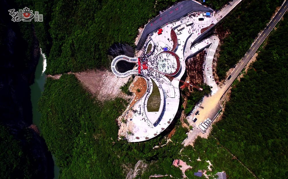 重庆景区设世界最长悬挑玻璃廊桥:伸出悬崖26米