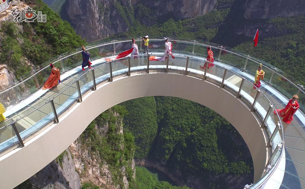 重庆景区设世界最长悬挑玻璃廊桥:伸出悬崖26米