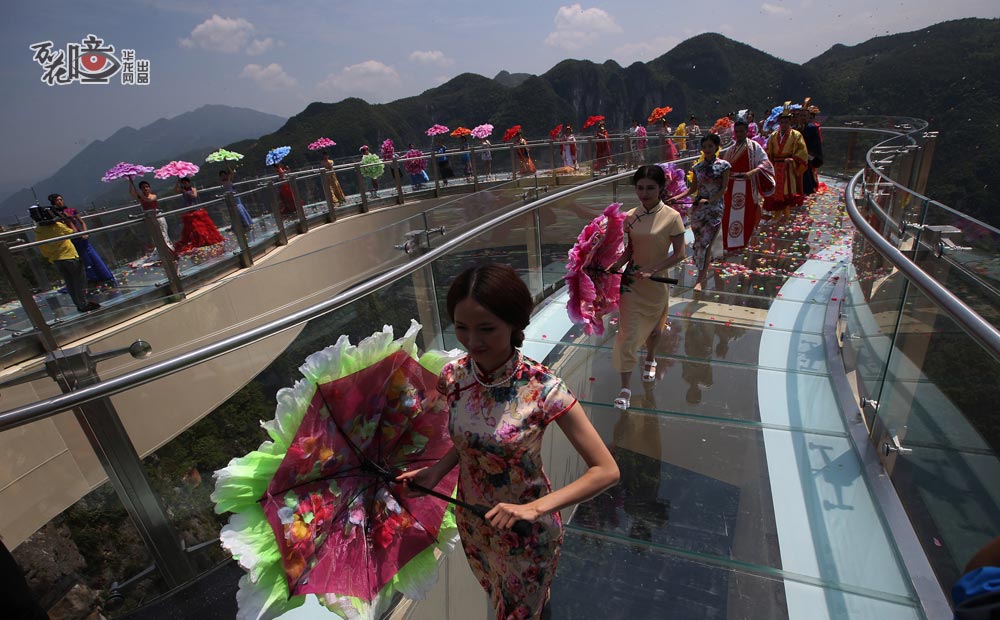 重庆景区设世界最长悬挑玻璃廊桥:伸出悬崖26米