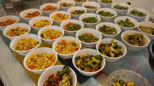 尹云峰准备的菜肴十分丰富(照片由尹云峰提供)