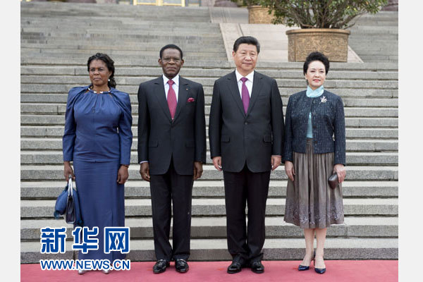 4月28日，国家主席习近平在北京人民大会堂同赤道几内亚总统奥比昂举行会谈。这是会谈前，习近平和夫人彭丽媛在人民大会堂东门外广场迎接奥比昂总统夫妇时合影。新华社记者李学仁摄