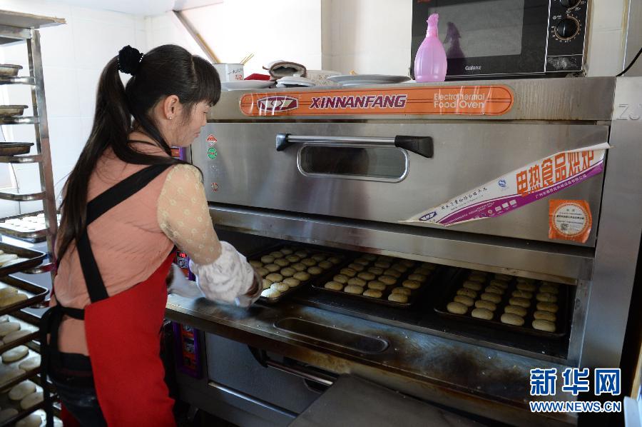 （新华网）（6）食用玫瑰价格&ldquo;跳水&rdquo;　云南安宁花农愁坏了！