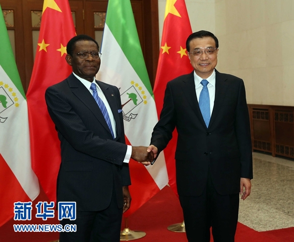 4月29日，国务院总理李克强在北京人民大会堂会见赤道几内亚总统奥比昂。 新华社记者刘卫兵摄