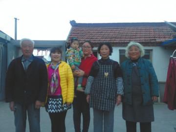 王银银家里18个人，50岁以上的有13人，年轻人才4人（中间的是王银银）