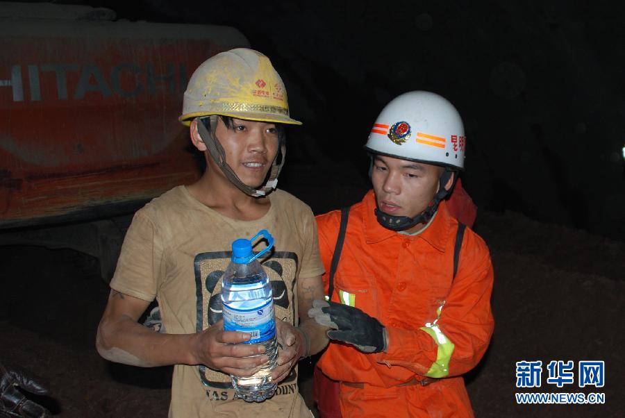 （社会）（2）云南昆明市晋宁县隧道冒顶事故12名被困人员被救出