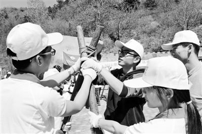 上周末,学生们在密云县云岫谷青年营地动手组装营桌