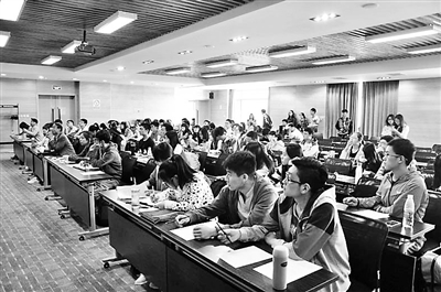 上周末,来自30多所高校环保社团的120多名学生骨干,来到密云县云岫谷青年营地,进行为期两天的生态营体验式培训。其间,同学们在北京环保宣传中心和北京市志愿服务指导中心应急志愿服务总队专家的指导下,动手组装营桌、搭建帐篷、制作午餐,进行拓展训练。同时,经过学生骨干与教师、专家的共同讨论,国内首份大学生“户外环保宣言”正式发布。