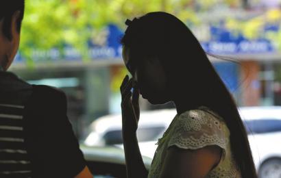 走出办证中心,小花哭了。