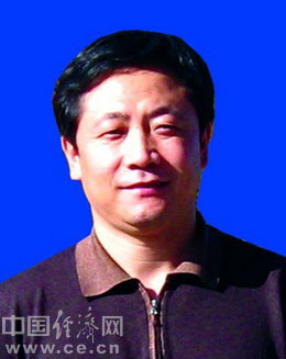 樊维斌,汉族,1965年11月生,陕西吴堡人,1987年10月入党,1989年7月参加工作,在职研究生学历、政治经济学专业、经济学硕士。