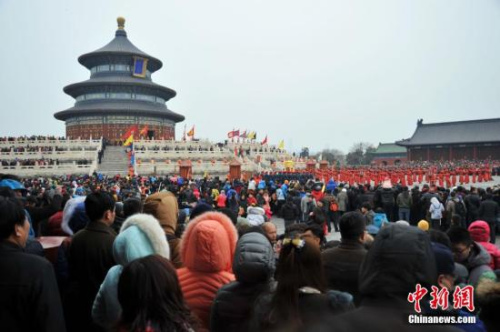 资料图：天坛景区游人如织。<a target='_blank' href='http://www.chinanews.com/'><p  align=