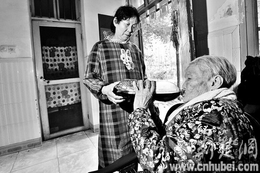 百岁老太22年每天喝一升可乐 身体各项指标正常