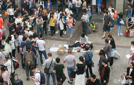 男子当街乞讨引路人围观