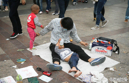 男子将双胞胎用铁链拴在腰间