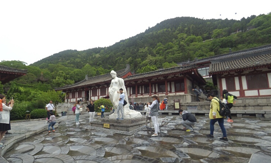 游客在华清池摸贵妃雕塑大腿合影 有人脱鞋洗脚