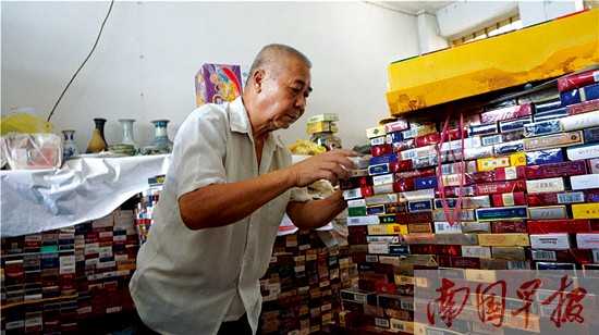 老汉收藏14万个烟标 梦想创造吉尼斯纪录(组图)