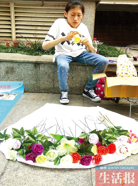 女孩卖花自筹18万手术费 不手术将面临瘫痪或死亡