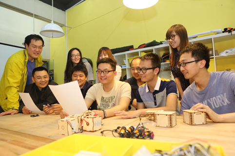 创客同学们收到李克强总理的回信,深受鼓舞。 创客同学们收到李克强总理的回信,深受鼓舞。