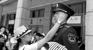 5月2日,秦兵马俑一号坑大厅前,由于身着制服,站岗武警满脸汗水,一位女游客掏出纸巾去擦他脸上的汗水。此事引起网络高度关注,网友纷纷留言,有人猜测那名女子是哨兵的女朋友,有人想知道那位哨兵是怎么想的。5月3日,华商报记者采访了当事武警苗浩森。