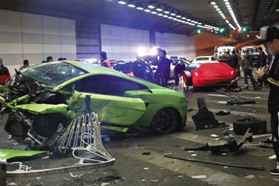4月12日凌晨,大屯路隧道车祸现场,涉事两车损毁严重,道路护栏、防护墙等也被损坏。新京报记者 浦峰 摄